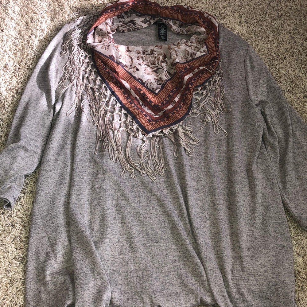 Grey quarter sleeve shirt w/ scarf attached